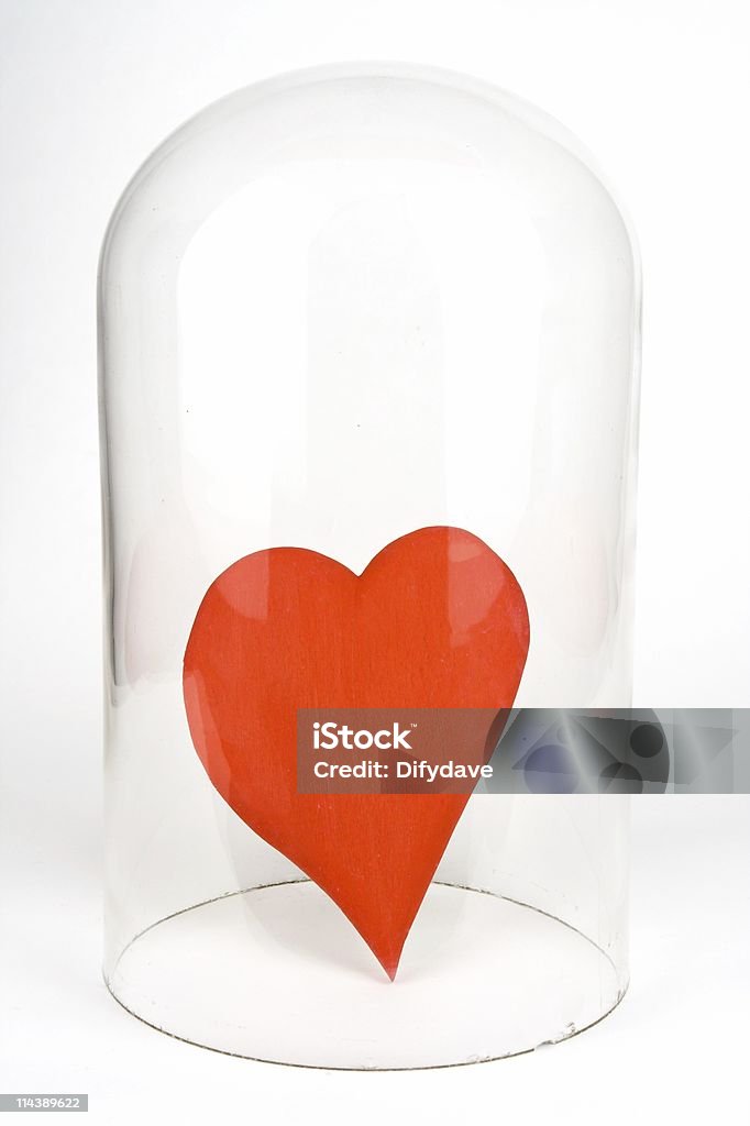Czerwone drewniane serca w szklaną kopułą - Zbiór zdjęć royalty-free (Bez ludzi)