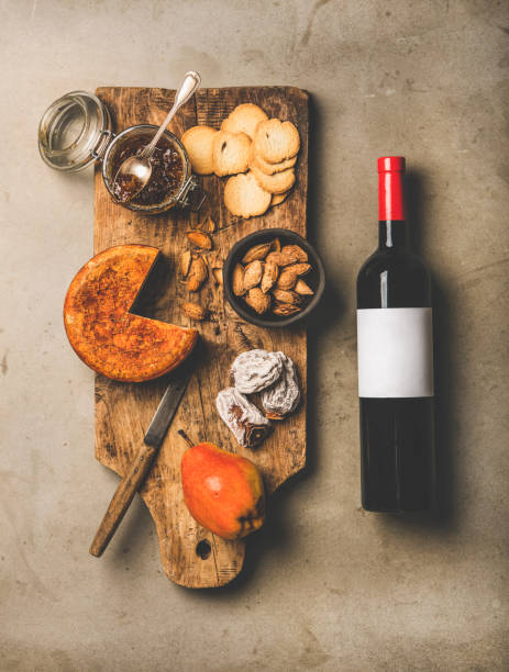 wine and snack set with winebottle and appetizers on board - italian cuisine wine food pasta imagens e fotografias de stock