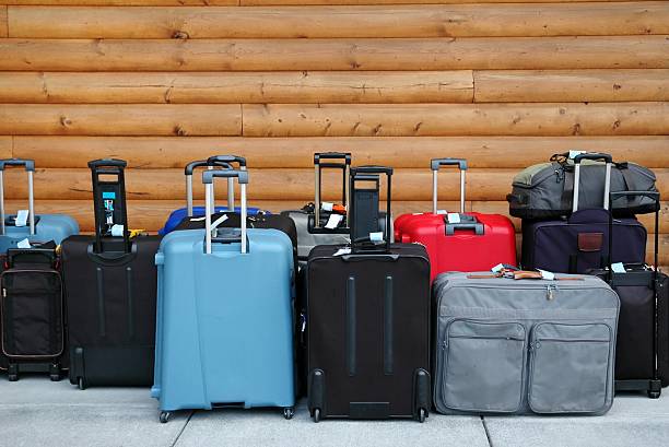 bagagem pronto para a partida à espera no lobby do hotel - suitcase travel luggage label imagens e fotografias de stock