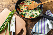 kochen-traditionelle-italienische-frittata-pfanne-schneidebrett-mit-messer-zutaten-rustikaler.jpg?b=1&s=170x170&k=20&c=oKUkFCMsdRVLC80pJkDPVbLylEpE8mBycNGnnmD_T0A=