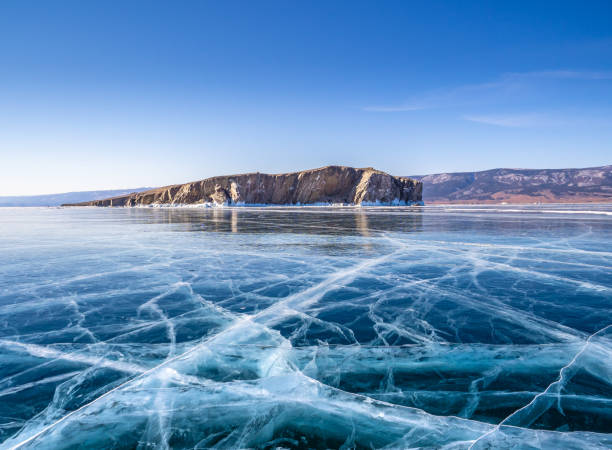 transparentes eis am baikalsee in der nähe der insel zamogoy. sibirien, russland - baikalsee stock-fotos und bilder