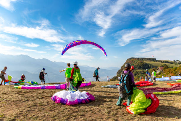 paraglyding en saint-hilaire-du-touvet, francia. - icarus fotografías e imágenes de stock