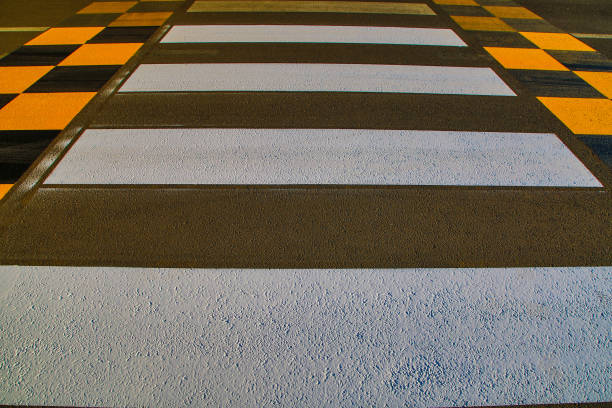 On the downstairs road, yellow, white and black traffic signs are being sprayed on the zebra crossing. There are already being made, and some have been completed.