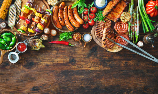 grilled meat and vegetables on rustic wooden table - food and drink steak meat food imagens e fotografias de stock