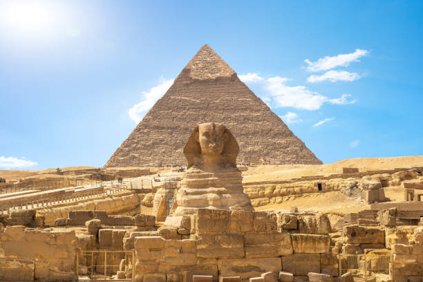 Shinx and pyramid Front view of Sphinx and Khafre pyramid in the desert of Giza, Egypt great pyramid of khufu stock pictures, royalty-free photos & images