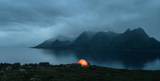 ロフォーテン諸島の照明付きテント - norway lofoten nordic countries nordland county ストックフォトと画像