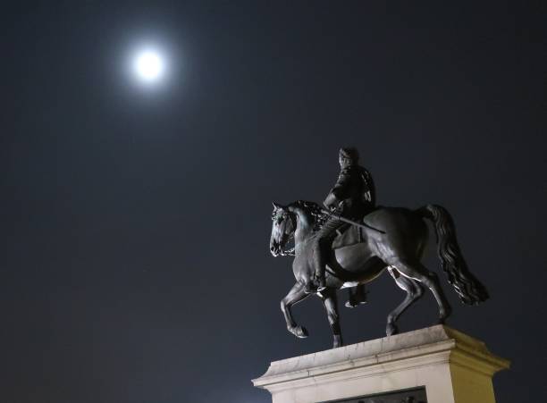 istock Statue of Henry IV 1143944531