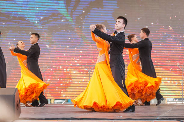 balroom y baile de vals parejas en el escenario durante el evento abierto en ufa - waltzing fotografías e imágenes de stock