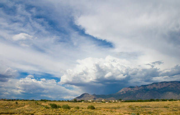 a montanha sanadia trovoadasweather forecast - thundershowers imagens e fotografias de stock