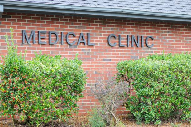 istock Medical Clinic sign 1143947576