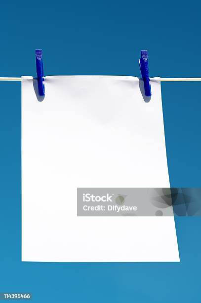 Papel Pendurado Fora Contra Céu Azul - Fotografias de stock e mais imagens de Carta - Documento - Carta - Documento, Varal de Roupa, Afazeres Domésticos