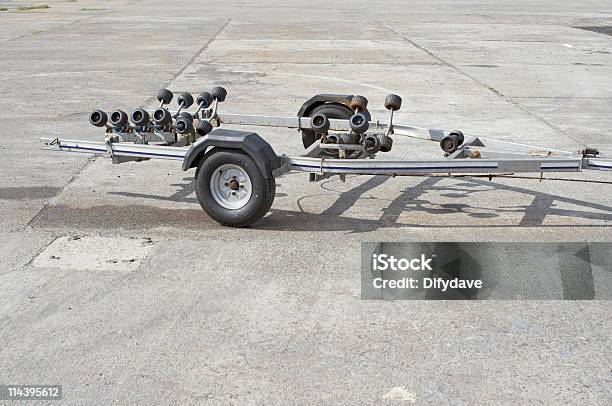 Foto de Pequeno Barco Trailer e mais fotos de stock de Trailer de Carro - Trailer de Carro, Veículo Aquático, Aço