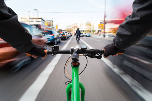 rowerzysta jedzie po ścieżce rowerowej za korek - widok z pierwszej osoby rowerzysty / rozmycie ruchu - traffic jam traffic germany car zdjęcia i obrazy z banku zdjęć