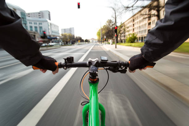 rowerzysta jedzie na ścieżce rowerowej na czerwonym świetle - widok z pierwszej osoby rowerzysty / rozmycie ruchu - unsolicited zdjęcia i obrazy z banku zdjęć