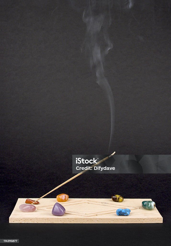 Incence soporte con humo y cristales - Foto de stock de Amatista libre de derechos
