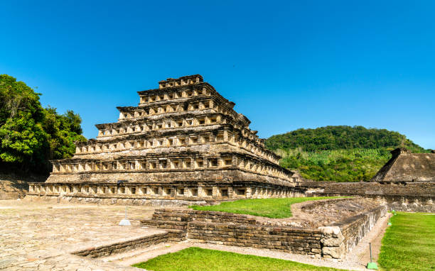 piramida nisz w el tajin, prekolumbijskim stanowisku archeologicznym w południowym meksyku - mayan temple old ruin ancient zdjęcia i obrazy z banku zdjęć