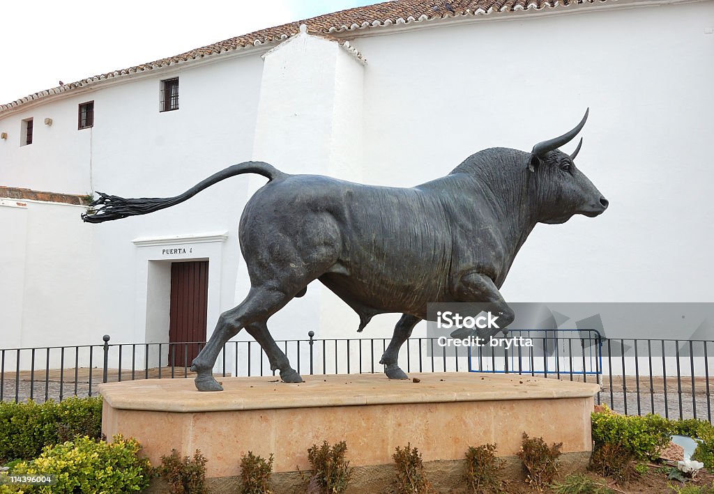 Bull Statua naprzeciwko Plaza de Toros, Ronda, Hiszpania - Zbiór zdjęć royalty-free (Byk - Zwierzę płci męskiej)