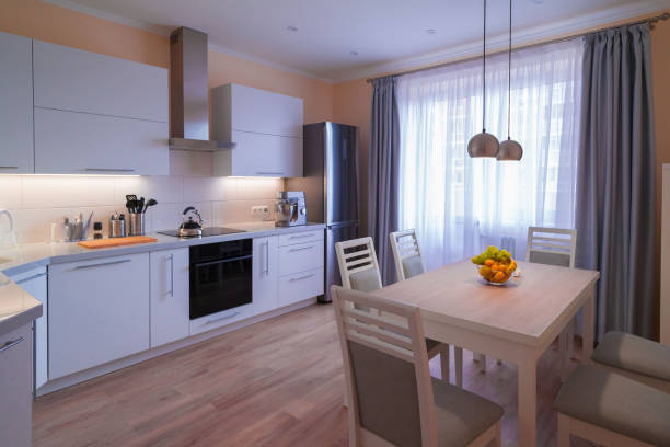 Interior. Cozinha moderna, branca, cinza, cor bege - foto de acervo