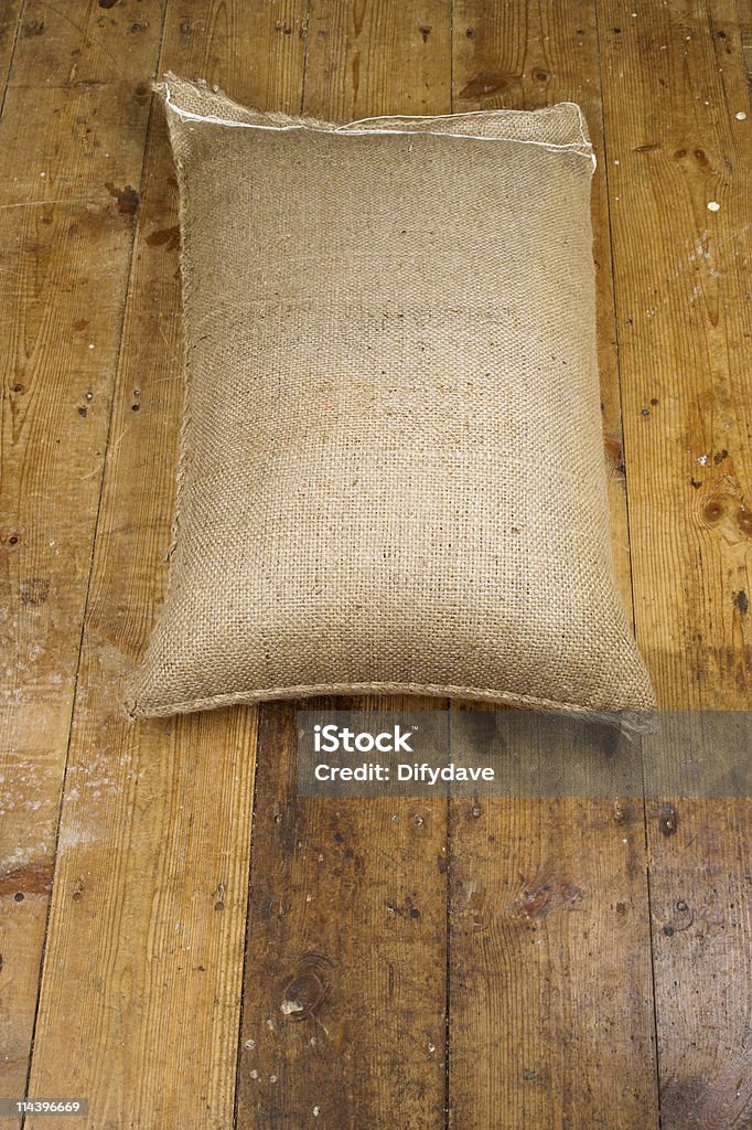 Hessian Saco na Old piso de madeira - Foto de stock de Agricultura royalty-free
