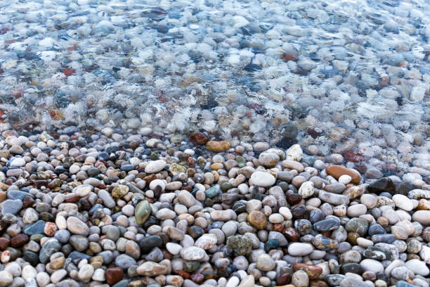 cailloux - pebble water gray silver photos et images de collection