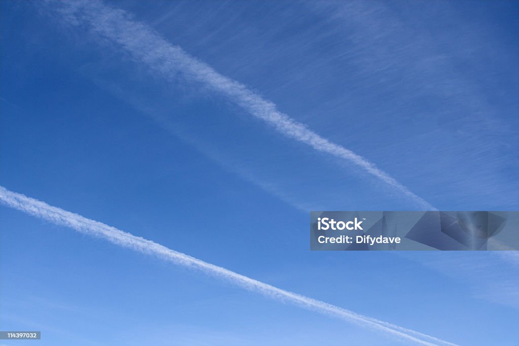 Jet Trail in cielo - Foto stock royalty-free di Aereo di linea