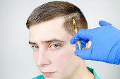 haarmesotherapie-oder-haartransplantation-ein-kosmetikarzt-macht-injektionen-im-kopf-des.jpg?b=1&s=170x170&k=20&c=ZM2L0R1Xb87ulglYvQALGMrMXpWsYPJPkVVaZMn2fvU=