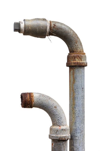 stare zardzewiałe rury z kranami i armaturą izolowane na białym tle. - water pipe rusty dirty equipment zdjęcia i obrazy z banku zdjęć