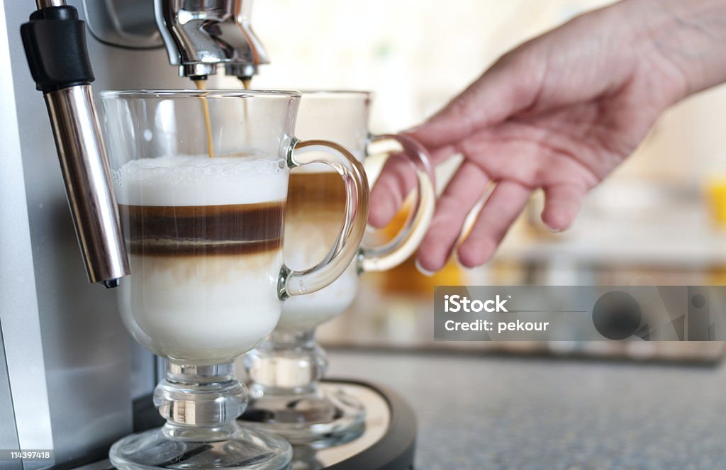 Copos cheios de servir capuccinos aveludados na máquina de café, womans mão - Foto de stock de Adulto royalty-free