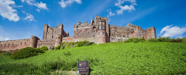 뱀 버그 성 - bamburgh england castle fort 뉴스 사진 이미지