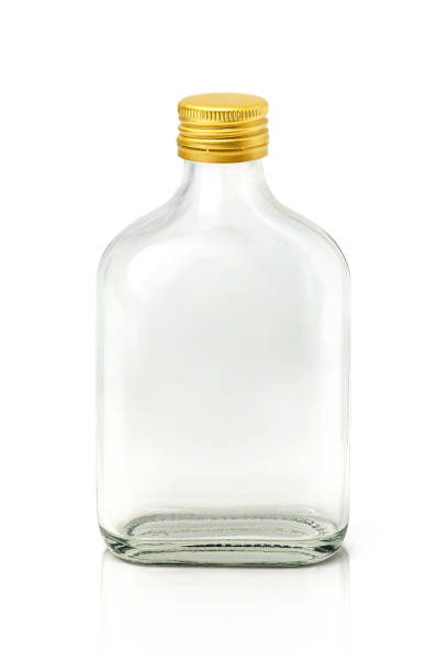 frasco de vidro desobstruído com o tampão de bronze isolado no fundo branco - copo pequeno para bebida alcoólica - fotografias e filmes do acervo