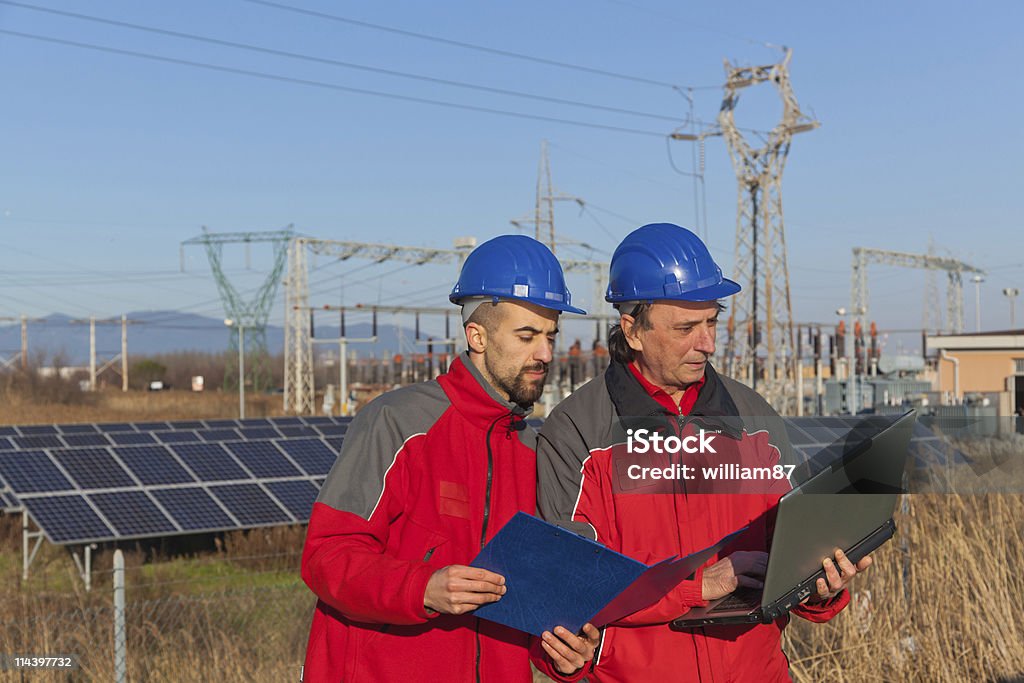 Engenheiros trabalhando em uma usina de energia Solar - Foto de stock de 20-24 Anos royalty-free