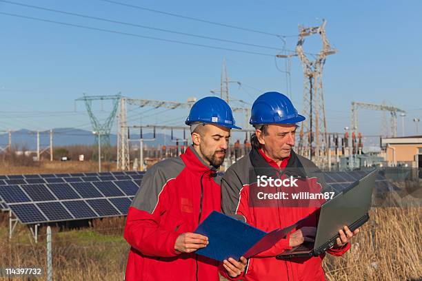 Foto de Engenheiros Trabalhando Em Uma Usina De Energia Solar e mais fotos de stock de 20-24 Anos