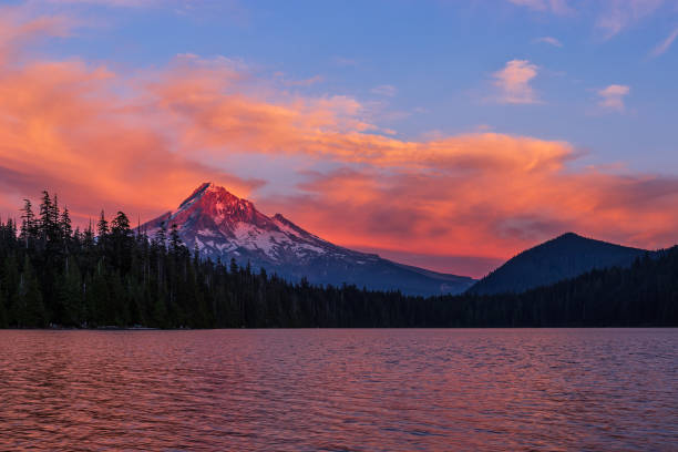 istock Sunset alpenglow on Mt. Hood, Oregon 1143977461