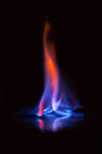flama do álcool ardente no fundo preto. chama de gás. fundo preto. fundo abstrato da textura da flama do incêndio da chama. - blue gas flame - fotografias e filmes do acervo