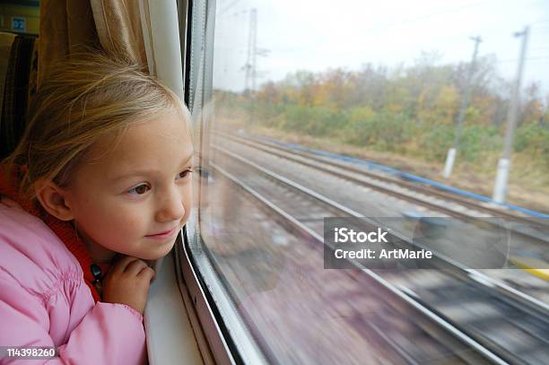 Kleines Mädchen Blick Durchs Fenster Im Zug Stockfoto und mehr Bilder von Abgeschiedenheit - Abgeschiedenheit, Aussicht genießen, Autoreise