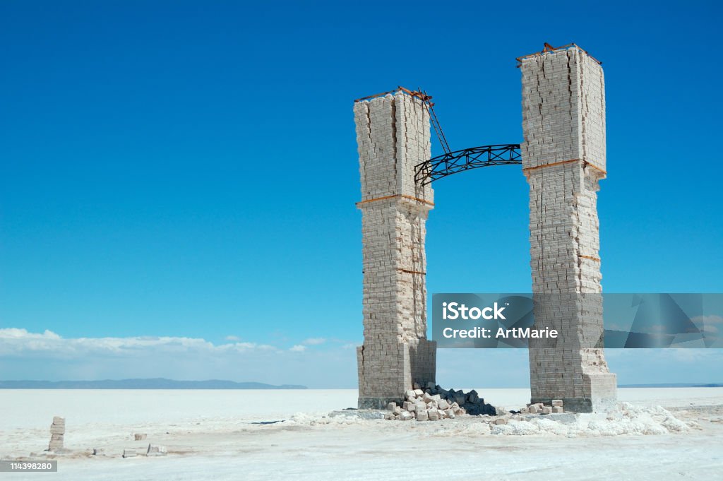 Arco nel deserto solitario salt, Salar de Uyuni, Bolivia - Foto stock royalty-free di Deserto