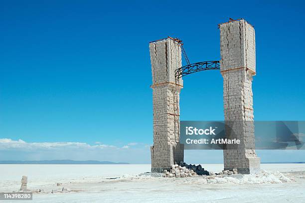 Arco Nel Deserto Solitario Salt Salar De Uyuni Bolivia - Fotografie stock e altre immagini di Deserto