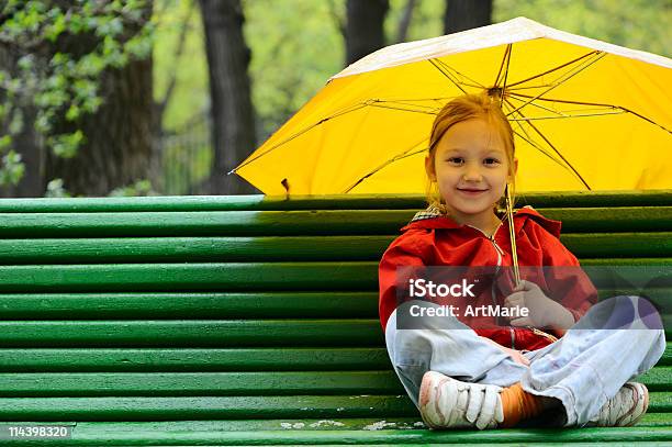 Dziewczynka Z Parasol - zdjęcia stockowe i więcej obrazów Parasol - Parasol, Dziewczyny, Deszcz