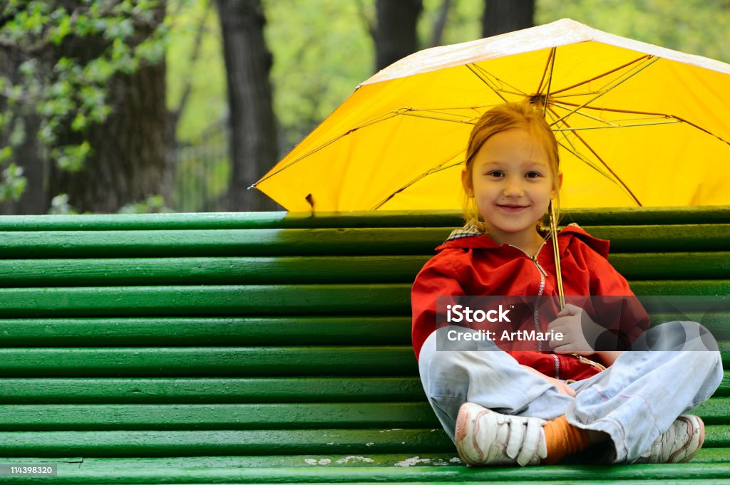 Menina sob guarda-chuva - Foto de stock de Guarda-chuva royalty-free