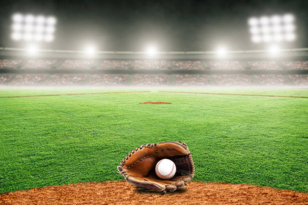 guanto da baseball e palla sul campo nello stadio all'aperto con spazio di copia - baseball field grass baseballs foto e immagini stock