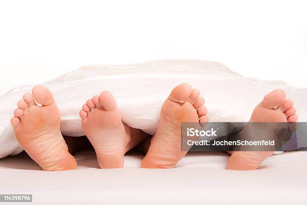 Nahaufnahme Eines Jungen Paares Füße Auf Bett Stockfoto und mehr Bilder von Barfuß - Barfuß, Bett, Bettwäsche