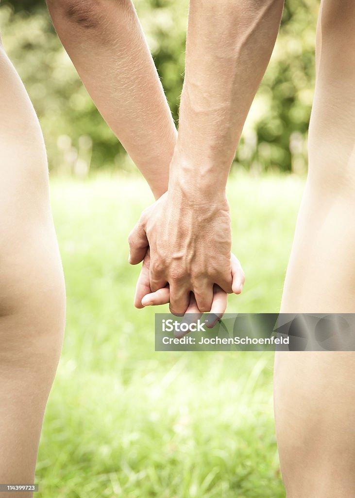 Jeune couple marcher ensemble tenant les mains - Photo de Naturiste libre de droits