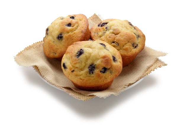 tres muffins de arándanos sobre fondo blanco - muffin blueberry muffin blueberry isolated fotografías e imágenes de stock