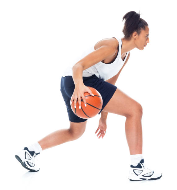 attraente donna afroamericana che gioca a basket - dribbling foto e immagini stock