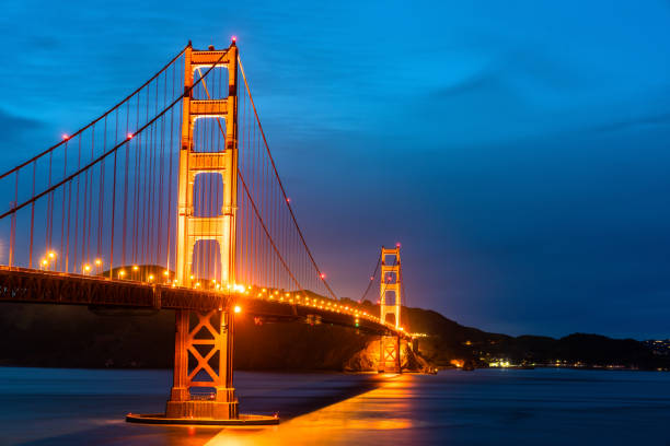 夜のサンフランシスコのゴールデンゲートブリッジ - golden gate bridge bridge night sunset ストックフォトと画像