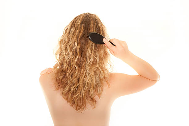 Młoda kobieta szczotkowanie jej włosy – zdjęcie
