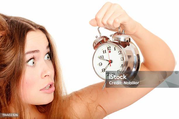 Mujer Con Reloj Despertador Foto de stock y más banco de imágenes de Adolescente - Adolescente, Adulto, Adulto joven