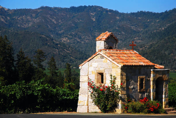 小さな石の門番の小屋 - napa napa valley california flower ストックフォトと画像