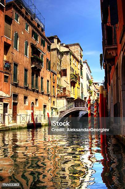 Colorato Canale Di Venezia Italia - Fotografie stock e altre immagini di Acqua - Acqua, Ambientazione tranquilla, Architettura