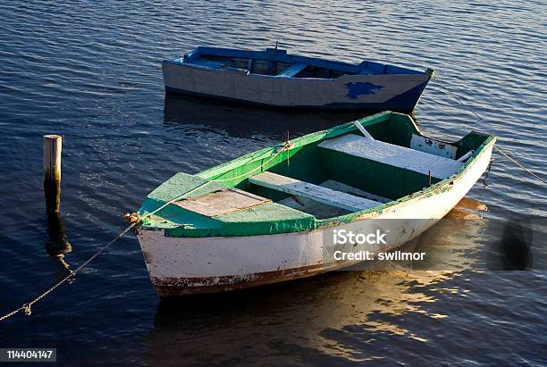 Foto de Abandonado Barcos 1 e mais fotos de stock de Abandonado - Abandonado, Atracado, Barco a remo